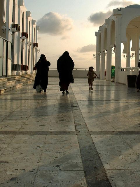 Familien spazieren in der Abendstimmung an einer Strandpromenade in Saudi-Arabien entlang