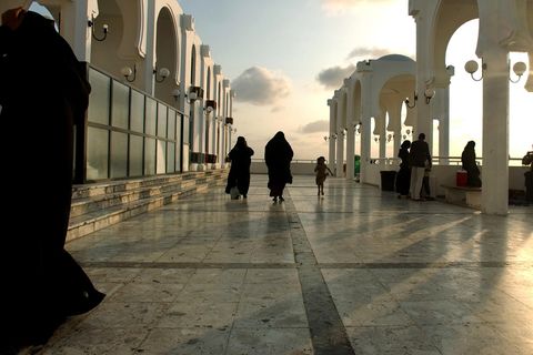 Familien spazieren in der Abendstimmung an einer Strandpromenade in Saudi-Arabien entlang