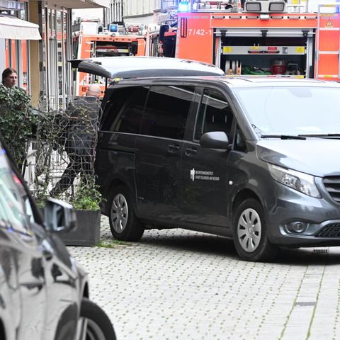 In Esslingen stehen dunkle Leichenwagen in einer Fußgängerzone