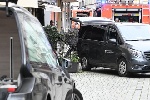 In Esslingen stehen dunkle Leichenwagen in einer Fußgängerzone