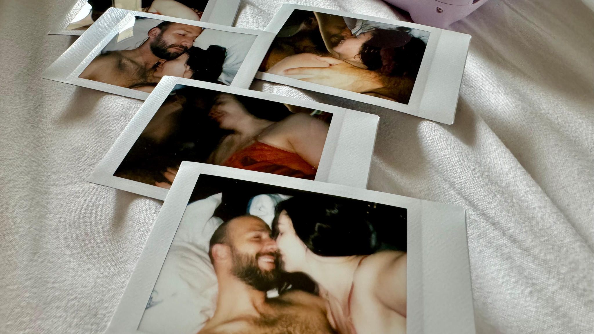 Ohne Sex: Polaroidfotos zeigen Ben und Helena im Bett