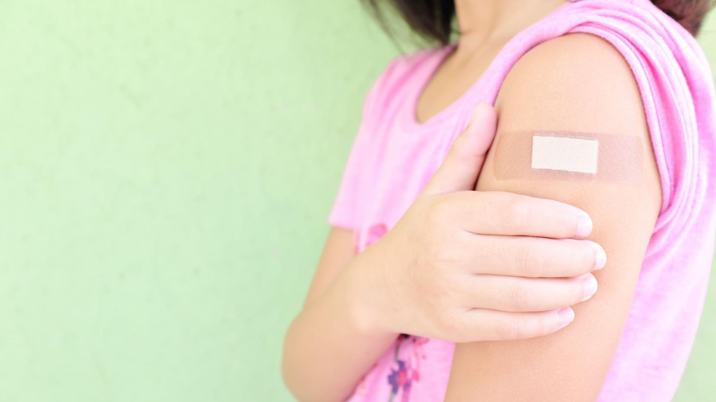 HPV-Impfung: Mädchen hat ein Pflaster auf dem Oberarm