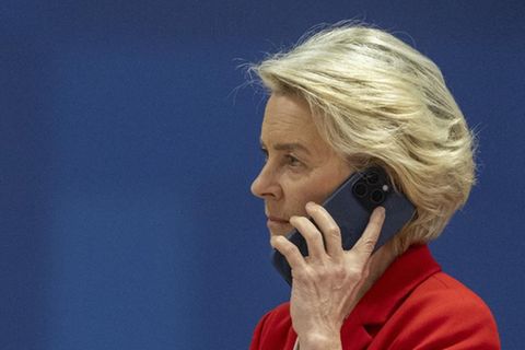 Ursula Von Der Leyen: EU-Chefin Leistet über Den Wolken Erste Hilfe ...