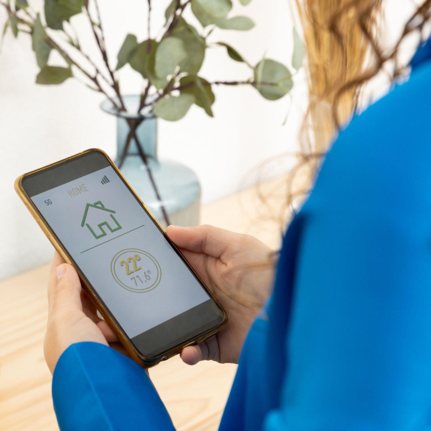 Frau trackt auf ihrem Handy ihren Energiebedarf.