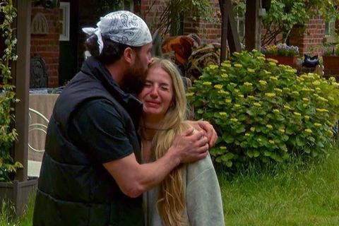 Umut tröstet im Sommerhaus der Stars Partnerin Emma, die weint
