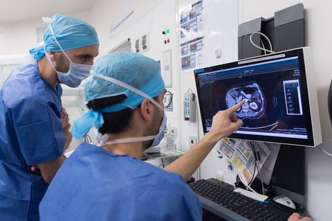 Organspende: Zwei Mediziner beim Ultraschall einer Niere