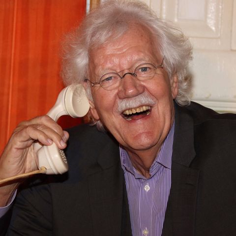 Carlo von Tiedemann hält sich ein Telefon ans Ohr.