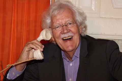 Carlo von Tiedemann hält sich ein Telefon ans Ohr.
