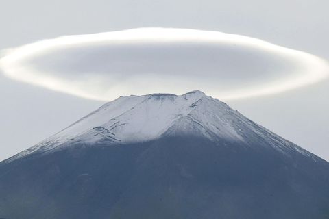 Fujiyoshida, Japan. Wie ein Heiligenschein zeigt sich diese ungewöhnliche Wolke über dem Mount Fuji. Kein Wunder: Schließlich gilt der Berg im Shintoismus schon seit Jahrhunderten als heilig. Eine passendere Wolke über dem Fuji kann es also kaum geben.
