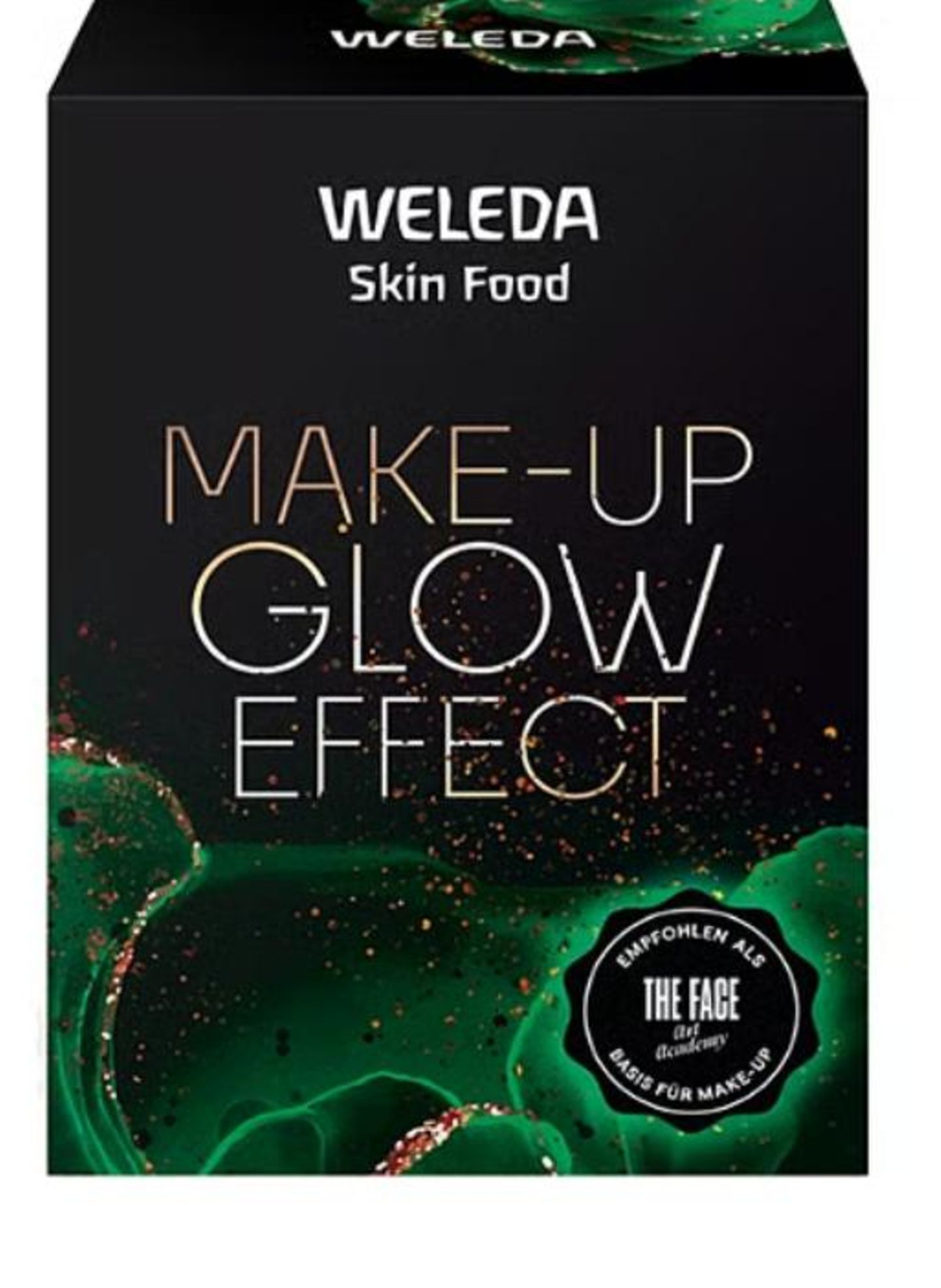 Die Weleda "Skin Food"-Creme ist schon lange ein beliebter Beauty-Klassiker. Um das Gesicht auch in der kalten Jahreszeit zu pflegen, perfekt auf das Make-up vorzubereiten und so richtig zum Strahlen zu bringen, gibt es allerdings noch weitere Hilfsmittelchen der Marke, die in diesem Geschenkset praktisch zusammengefasst werden. Neben der bekannten "Skin Food"-Gesichtscreme bekommt man hier auch das pflegende, aber nicht fettende Light Dry Oil und die reichhaltige Lip Butter. Da hat die Winterkälte keine Chance mehr.