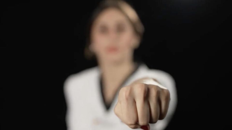 Unzählige Drohungen bekommt die afghanische Athletin nachdem sie ein öffentliches Interview gab. Sie selbst lebt im Exil - aber setzt sich weiter für Menschen in ihrer Heimat ein.
