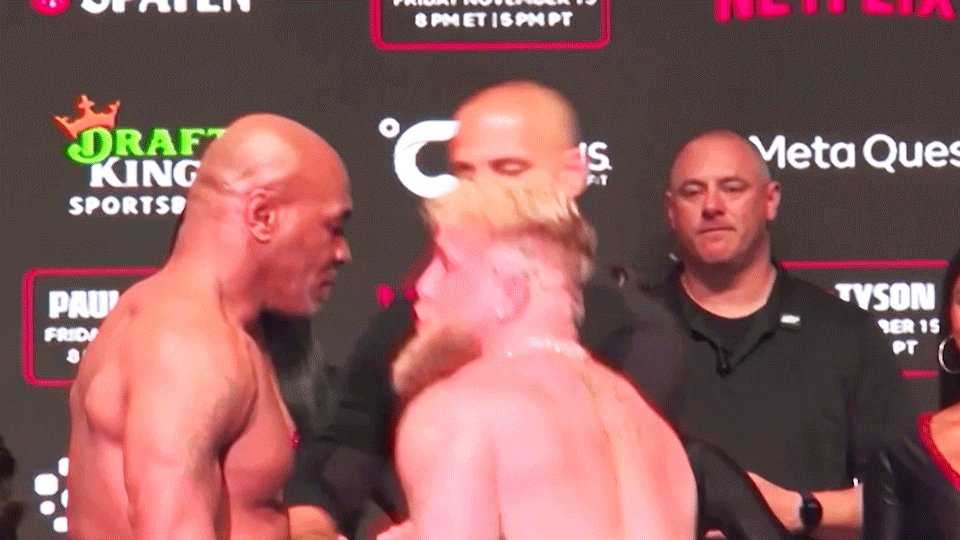 Mike Tyson gibt Logan Pau eine Ohrfeige Mike Tyson gibt Logan Pau eine Ohrfeige