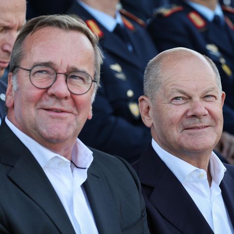 SPD-Rivalen: Bundeskanzler Olaf Scholz und Verteidigungsminister Boris Pistorius Anfang September bei der feierlichen Indienststellung des Luftverteidigungssystems IRIS-T SLM in der Kaserne Todendorf