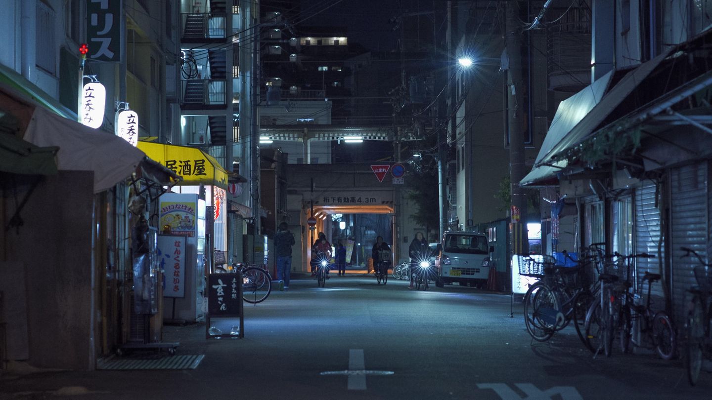 Japan: Eine beleuchtete Gasse bei Nacht