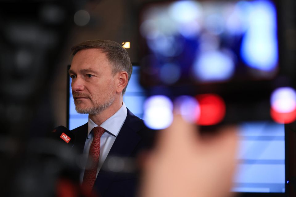 Christian Lindner, ehemaliger deutscher Finanzminister, beim Wirtschaftsgipfel der Süddeutschen Zeitung Christian Lindner, ehemaliger deutscher Finanzminister, beim Wirtschaftsgipfel der Süddeutschen Zeitung