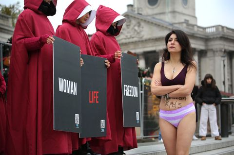 Frau in Unterwäsche bei Protestaktion in London für Frauenrechte in Iran