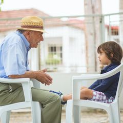 Familie: Großvater und Enkel im Gespräch