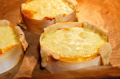 Ofenkäse im Kürbis, im Blätterteig oder auf dem Burger: Tik-Tok sprudelt voller Ideen rund um den Käselaib. Doch welches Rezept lohnt sich wirklich? Ulrike und Vincent testen.