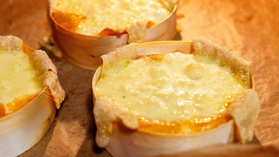 Ofenkäse im Kürbis, im Blätterteig oder auf dem Burger: Tik-Tok sprudelt voller Ideen rund um den Käselaib. Doch welches Rezept lohnt sich wirklich? Ulrike und Vincent testen.