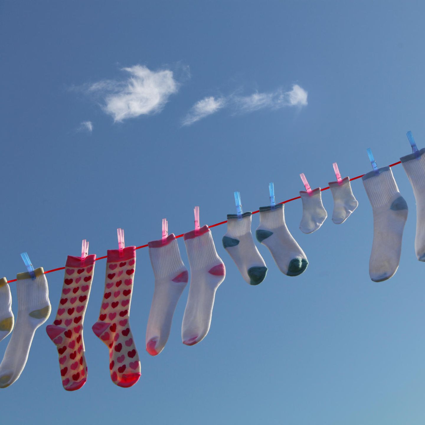Frisch gewaschene Socken nach dem Wäschewaschen