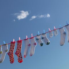 Frisch gewaschene Socken nach dem Wäschewaschen