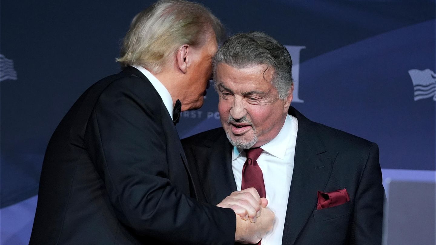 Promis aus Politik & Fernsehen: Sylvester Stallone bei Trump-Gala: "Ich stehe hier in Ehrfurcht"