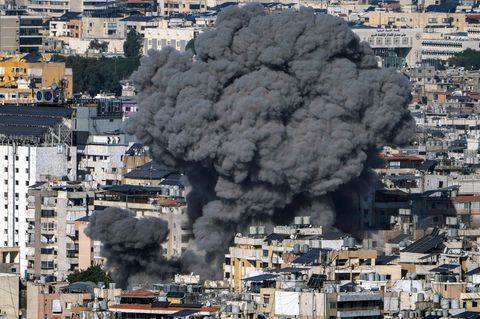 Beirut, Libanon. Nach einem israelischen Luftangriff auf Dahieh, einem der südlichen Vororte der libanesischen Hauptstadt Beirut, steigt ein riesiger Rauchpilz auf. Viele Anwohner haben die Wohngegenden verlassen. Manche kehren tagsüber zurück, um nach ihren Häusern zu schauen oder etwas Besitz mitzunehmen – bevor Israels Armee wieder angreift