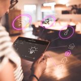 Die Grundlage: Die Wahl des passenden Smarthome-Systems  Wenn die Sonne zur Mittagszeit scheint, fahren die Rollläden herunter. Wenn es regnet, zieht die Markise ein. Steht ein Fenster offen, schaltet sich die Heizung aus. Ob Licht, Rollläden, Sensoren, Alexa oder Türklingeln – all diese kleinen digitalen Helfer benötigen eine zentrale Steuerung, um miteinander zu kommunizieren. Diese "Zentrale" oder "Hub" wird an den Router angeschlossen.  Die Wahl des Systems hat erheblichen Einfluss auf den späteren Ausbau des „smarten“ Zuhauses. Da jedes System seine eigene "Funk-Sprache" verwendet, können Smart-Home-Geräte nicht beliebig miteinander kombiniert werden. Je nachdem, wie viele dieser Sprachen die Zentrale versteht, unterscheidet man zwischen geschlossenen, teils offenen und offenen Systemen.Geschlossene Systeme: Sie funktionieren reibungslos, jedoch nur mit den zugelassenen Geräten des eigenen Systems.Teiloffene Systeme: Verstehen viele Sprache, akzeptieren jedoch nur zertifizierte Geräte. Offene Systeme: Sie ermöglichen die Einbindung nahezu aller Geräte, auch exotischer Modelle, funktionieren jedoch nicht immer fehlerfrei.  Zu den größten Smart-Home-Anbietern gehören eQ3 Homematic IP, Magenta Smarthome (Qivicon), Eve Systems, Bosch, Netatmo und Homee. Wer eine Fritzbox besitzt, kann diese ebenfalls als Zentrale nutzen. Der beliebte Router unterstützt den herstellerübergreifenden Verbindungsstandard "Matter" – eine Initiative von Google, Amazon, Apple und Zigbee, die sich zunehmend etabliert.