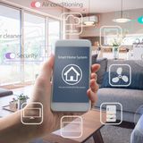 Alles drin: Magenta/Qivicon Smarthome   Das auf der Qivicon-Plattform basierende Smart-Home-Angebot der Telekom hat sich über die Jahre zu einem äußerst flexiblen System entwickelt. Die Schaltzentralen Homebase 2.0 und Smartport 4 unterstützen nahezu alle wichtigen Funkstandards, einschließlich Matter, und sind mit Google Assistant und Alexa kompatibel.  Nicht nur Geräte von Homematic oder Netatmo lassen sich nahtlos einbinden, sondern auch smarte Produkte einzelner Anbieter wie Nuki, Gardena, Miele, Sonos, Xiaomi, Bosch und viele mehr – insgesamt rund 600 unterschiedliche Produkte. Damit ermöglicht das System eine umfassende Heimautomatisierung: von typischen Anwendungen wie der Licht- und Heizungssteuerung bis hin zur Steuerung von Küchengeräten (z. B. Abzugshauben, Herden und Kühlschränken), Multiroom-Unterhaltungssystemen und der kompletten Hausautomatisierung. Einziger Wermutstropfen: Die Telekom erhebt für diesen Service, je nach gewähltem Funktionsumfang, monatliche Gebühren.
