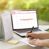 Alexa, Siri und Nest als Gedächtnisstütze  Mit Anfang 50 beginnen für viele die ersten regelmäßigen Arzttermine und die Einnahme von Blutdrucksenkern. Smarte Lautsprecher können hier praktisch unterstützen, indem sie zuverlässig an das Pflichtprogramm erinnern. Einfach eine Erinnerung in der jeweiligen App aktivieren oder per Sprachbefehl setzen: Text, Uhrzeit und Intervall eingeben – fertig. Auch Google- oder Outlook-Kalender lassen sich einbinden und die Termine vorlesen.  Ist bei Alexa die Stimmerkennung aktiviert, werden die Termine nur für den erkannten Besitzer des Kalenders vorgelesen. Diese Funktionen sind besonders hilfreich, wenn man seinen älteren Eltern bei der Alltagsorganisation helfen möchte. Mit einem gemeinsamen Kalender lassen sich Erinnerungen und Termine einstellen, die dann zum Beispiel jeden Morgen für sie vorgelesen werden.