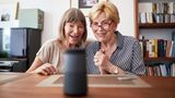 Punktsieg für Apple: Alexa, Nest, Homepod als Freisprechanlage  Haben die Lautsprecher Zugriff auf die Kontakte im Smartphone reicht das Aussprechen des Namens für einen Anruf. Gerade für allein wohnende kann das lebensrettend sein, wenn etwa nach einem Sturz oder Schwächeanfall das Telefon außer Reichweite liegt. Allerdings bietet nur Apples Homepod in Kombination mit einem iPhone diese Funktion vollumfänglich. Amazon Alexa kann nur Kontakte anrufen, die ebenfalls die Alexa App auf ihrem Smartphone installiert und diese für Alexa-Anrufe freigegeben haben. Eine ähnliche Beschränkung gilt für Google Nest. Wichtig: Der Gesprächsteilnehmer muss genauso ausgesprochen werden, wie er in den Kontakten hinterlegt ist. 