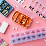 Digitale Tablettenbox - sicher ist sicher  Je älter man wird, desto umfangreicher im Zweifel die Menge an einzunehmenden Medikamenten. Wenn es mehr als fünf sind, spricht man von Polymedikation. Die meisten müssen zu bestimmten Tageszeiten und manchmal mehrmals am Tag eingenommen werden. Wer als Angehöriger seine womöglich pflegebedürftigen Eltern hierbei unterstützen möchte, kann ihnen einen digitalen Tablettenspender ins Haus stellen. Es gibt zahlreiche Anbieter mit unterschiedlich umfangreichen Produkten. Die gehobenen Modelle erinnern mit Licht und Ton die fällige Einnahme und benachrichtigen Angehörige via Smartphone, ob eine Dosis nicht genommen wurde. Manche Systeme werden direkt von Apotheken betreut. 