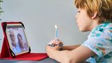 Tablet-Computer: Das perfekte Gerät für altersgerechtes Wohnen  Wer sich um mobil eingeschränkte Eltern kümmert und nicht in der Nähe wohnt, sollte ihnen ein Tablet mit SIM-Karte besorgen – selbst, wenn sie zunächst zögern. Mit Zoom, Skype oder WhatsApp können sie unkompliziert per Videotelefonie in Kontakt bleiben. Die großen Displays bieten zusätzlichen Komfort: Online einkaufen, E-Mails schreiben, Zeitung lesen oder in den Mediatheken vom Bett aus fernsehen wird deutlich entspannter.  Da Tablets keine rechenintensiven Aufgaben erledigen müssen, braucht die Hardware nicht besonders leistungsstark zu sein. Brauchbare Modelle von Markenherstellern gibt es bereits ab 300 Euro. Wichtig ist jedoch, dass der Arbeitsspeicher mindestens 8 Gigabyte beträgt, da sonst das Öffnen von Apps und Funktionen zur Geduldsprobe werden kann.  Zusätzlich empfiehlt es sich, große Schrift, einen vereinfachten Bedienmodus und Fernzugriff zu aktivieren, um die Bedienung zu erleichtern und im Notfall aus der Ferne unterstützen zu können.