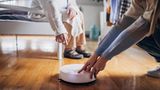 Fast ein Must-have: Staubsaugroboter mit Wischfunktion  In einer altersgerechten Wohnung sollte ohnehin nichts Unnötiges auf dem Boden stehen, um die Stolpergefahr zu reduzieren. Die ideale Umgebung für Staubsaugerroboter. Sind die Türen zu Küche und Bad offen, können Roboter mit Wischfunktion nach dem Saugen gleich nebelfeucht durchwischen. Die Auswahl an Modellen ist groß. Sie reicht von Spitzenmodellen für rund knapp 1000 Euro wie dem Ecovas Deebot T30 oder Dreame X40  bis zum Xiaomi für rund 400 Euro. Es gibt auch günstigere Modelle für die Hälfte, doch hier fallen Leistung, Qualität und Funktionsumfang erheblich ab. Den perfekten Roboter gibt es nicht. Bei dem einen ist die Leistung gut, doch die Servicestation zu groß, der andere erkennt Hindernisse schlecht, der Dritte kommt nicht in Ecken. 