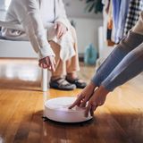 Fast ein Must-have: Staubsaugroboter mit Wischfunktion  In einer altersgerechten Wohnung sollte ohnehin nichts Unnötiges auf dem Boden stehen, um die Stolpergefahr zu reduzieren. Die ideale Umgebung für Staubsaugerroboter. Sind die Türen zu Küche und Bad offen, können Roboter mit Wischfunktion nach dem Saugen gleich nebelfeucht durchwischen. Die Auswahl an Modellen ist groß. Sie reicht von Spitzenmodellen für rund knapp 1000 Euro wie dem Ecovas Deebot T30 oder Dreame X40  bis zum Xiaomi für rund 400 Euro. Es gibt auch günstigere Modelle für die Hälfte, doch hier fallen Leistung, Qualität und Funktionsumfang erheblich ab. Den perfekten Roboter gibt es nicht. Bei dem einen ist die Leistung gut, doch die Servicestation zu groß, der andere erkennt Hindernisse schlecht, der Dritte kommt nicht in Ecken. 