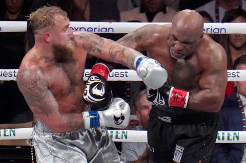 Jake Paul (l) kämpft gegen Mike Tyson während ihres Schwergewichtsboxkampfes.