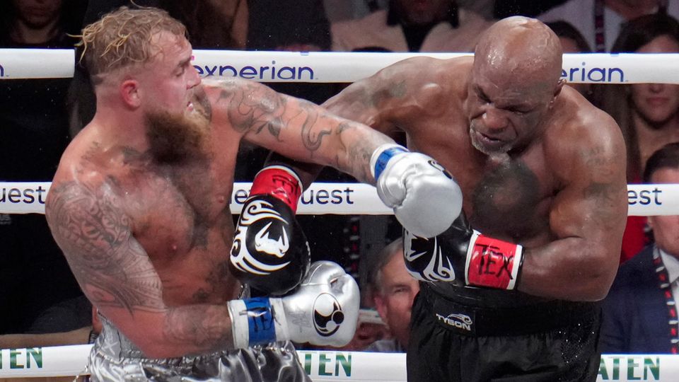 Jake Paul (l) kämpft gegen Mike Tyson während ihres Schwergewichtsboxkampfes.