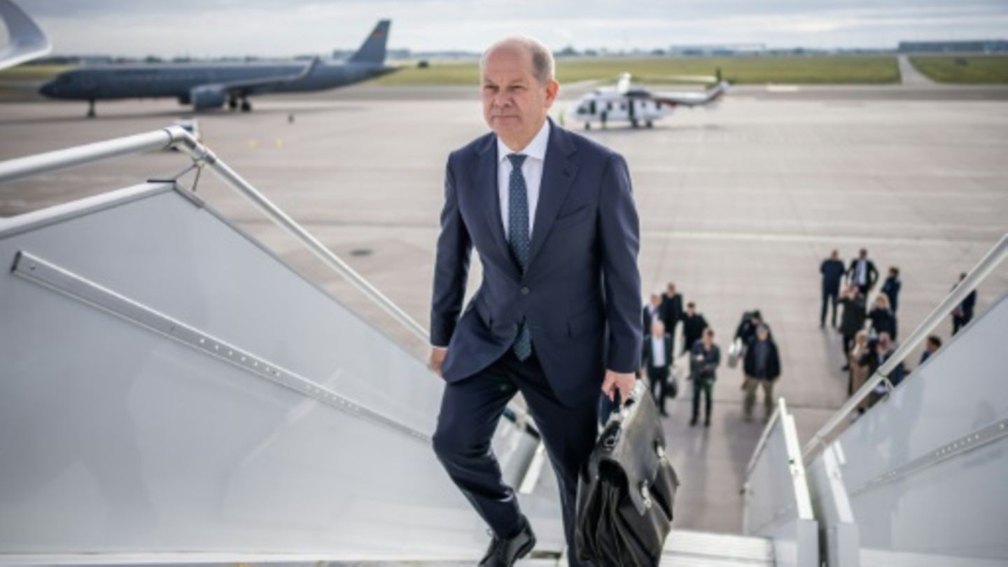Scholz bei Einstieg in Regierungsmaschine (Archivfoto)
