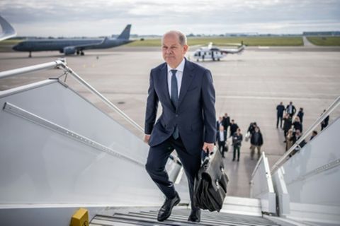 Scholz bei Einstieg in Regierungsmaschine (Archivfoto)