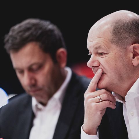 Lars Klingbeil und Olaf Scholz sitzen nebeneinander