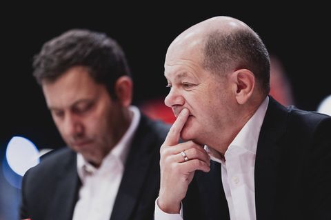 Lars Klingbeil und Olaf Scholz sitzen nebeneinander