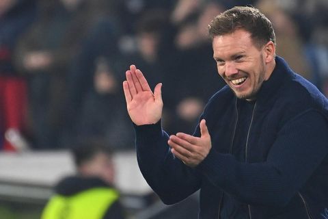 Julian Nagelsmann klatscht auf dem Spielfeld und lacht