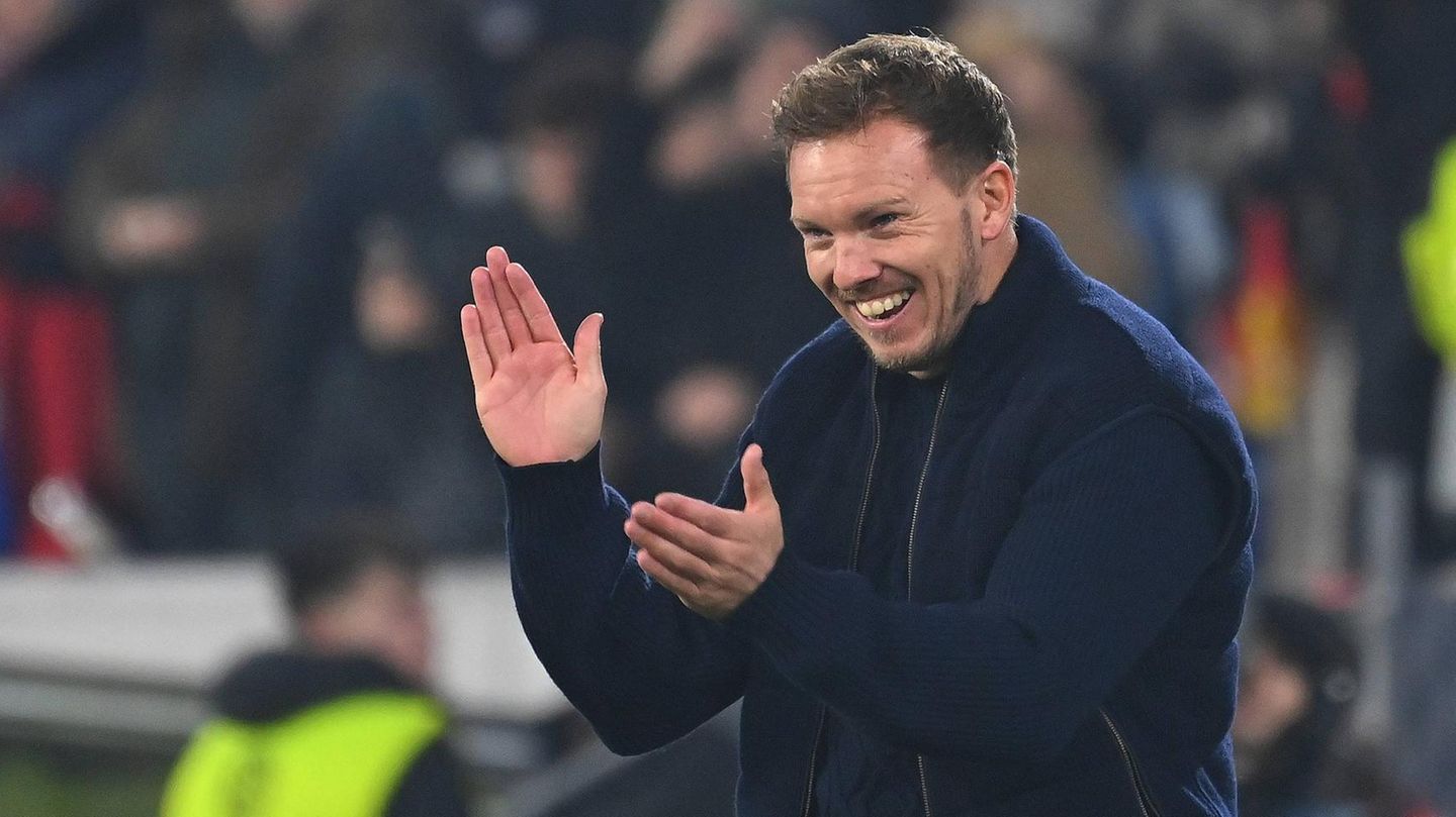 Julian Nagelsmann klatscht auf dem Spielfeld und lacht