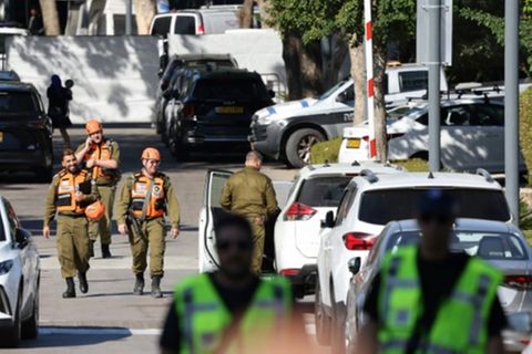 Sicherheitskräfte auf Straße zu Anwesen von Netanjanhu