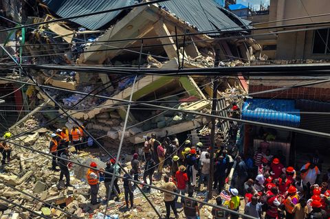 Daressalam, Tansania. Retter suchen nach Überlebenden eines eingestürzten Gebäudes im Vorort Kariakoo