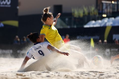 Neom, Saudi-Arabien: Zwei Frauen spielen auf Sand Fußball