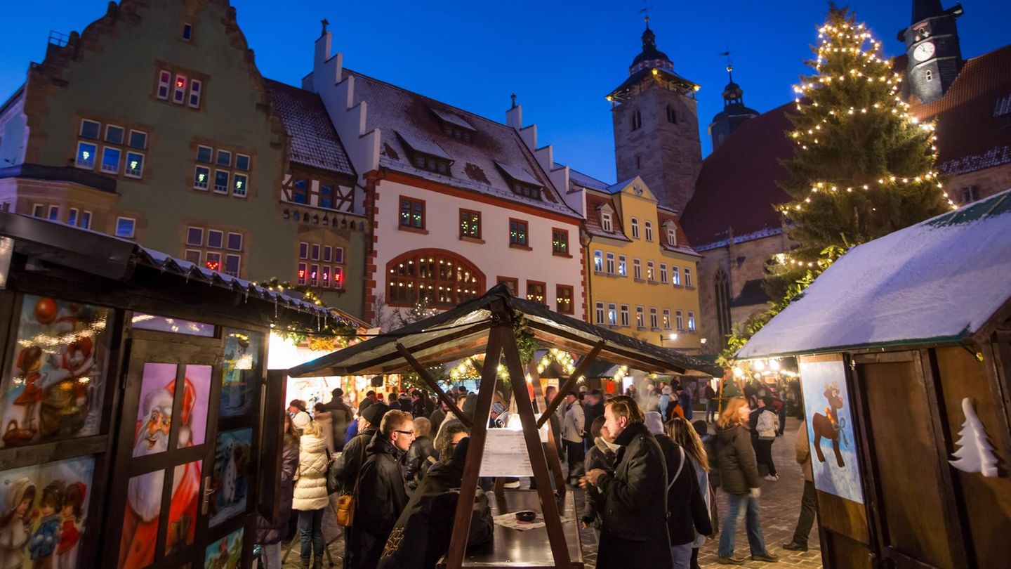 Schmalkalden: Gleich zwei mittelalterliche Weihnachtsmärkte  Sie mögen Märkte mit mittelalterlicher Atmosphäre? Dann lohnt der Besuch von Schmalkalden gleich doppelt. Im Zentrum der Stadt inmitten von zwischen liebevoll restaurierten Fachwerkhäusern lädt der Herrscheklasmarkt ein. Unweit davon öffnet an den ersten beiden Adventswochenenden der Mittelalterliche Weihnachtsmarkt auf Schloss Wilhelmsburg seine Tore. Im Schlosshof, im Weinkeller und in der Schlossküche lassen sich Töpfer, Schneider und Zinngießer über die Schulter schauen und zeigen alte Techniken