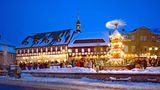 Auf dem Weihnachtsmarkt im Erzgebirge gibt es den Glühwein für günstige 3 Euro