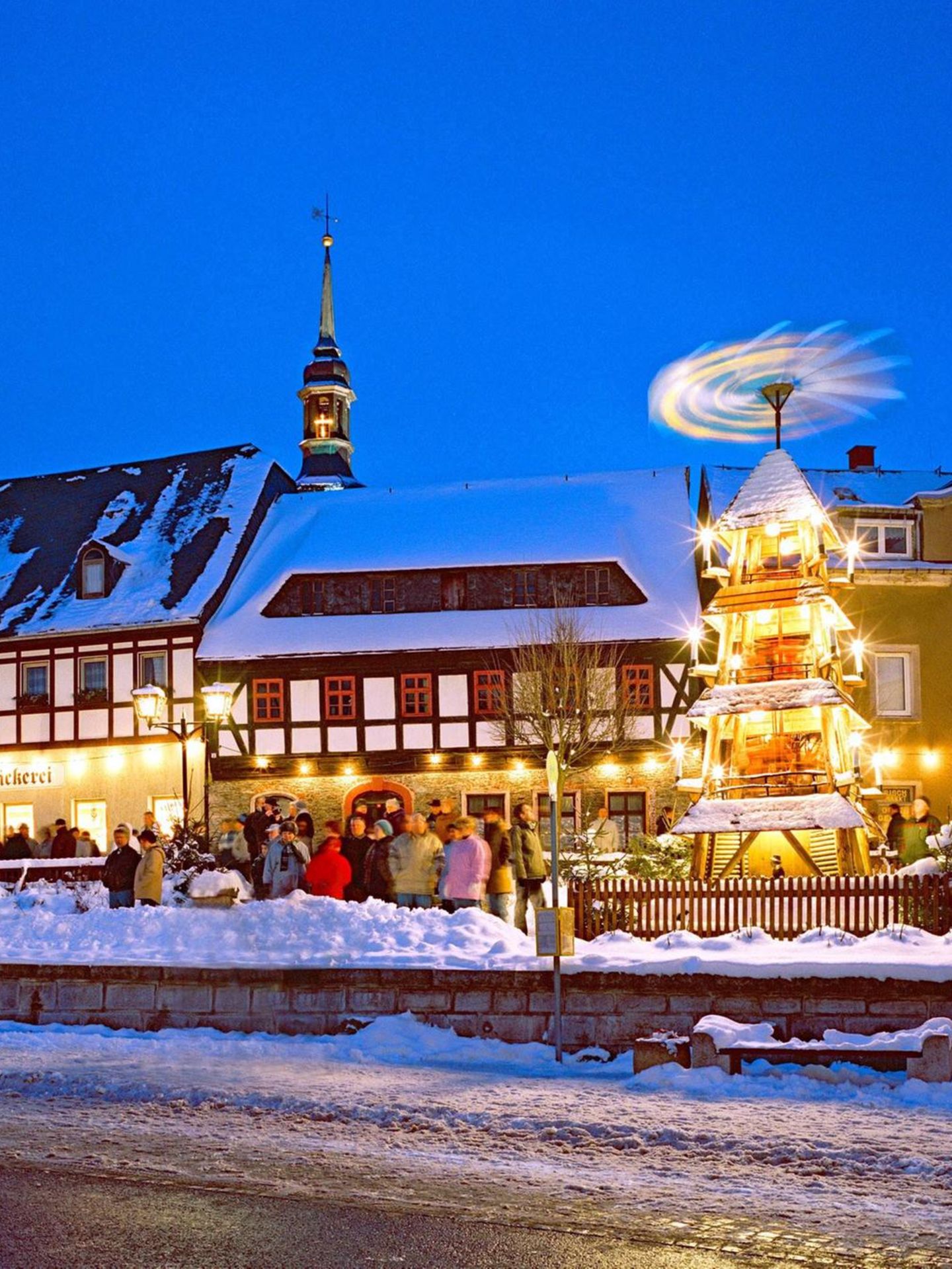 Auf dem Weihnachtsmarkt im Erzgebirge gibt es den Glühwein für günstige 3 Euro