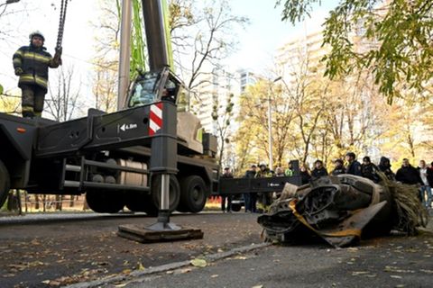 Einsatzkräfte entfernen russische Raketenteile in Kiew